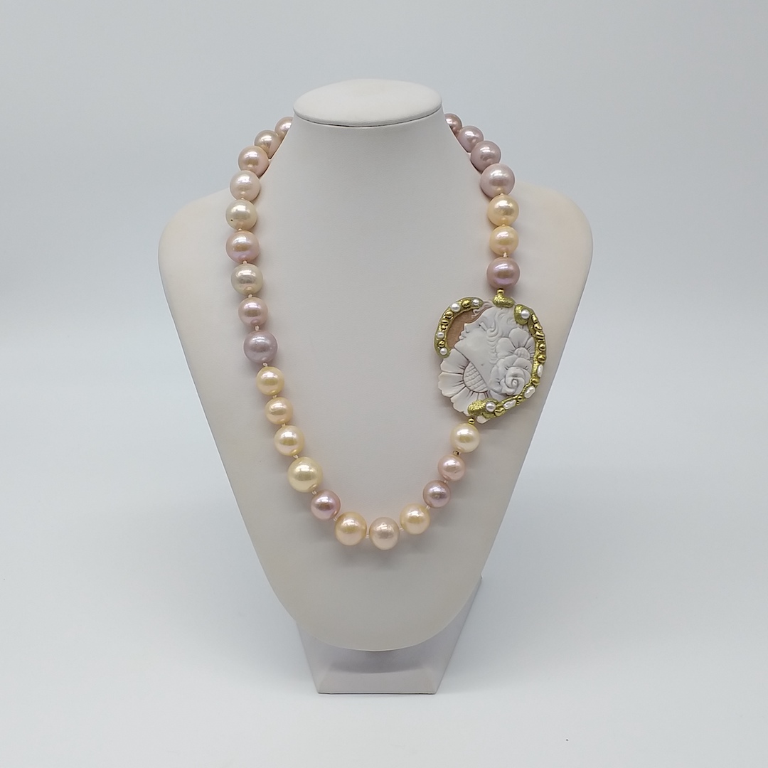 18) SING. 11-644 (2) Collana corta con un filo di Perle coltivate barocche Arlecchino con Cammeo laterale su Conchiglia raffigurante volto di donna impreziosito da Perline coltivate. Chiusura in Argento 925 dorato nichel free.