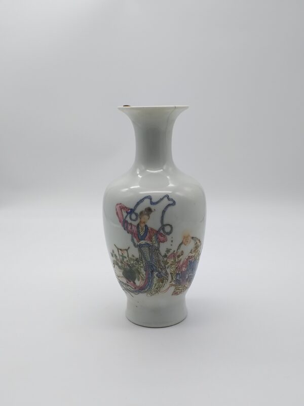 Antico vaso in Porcellana cinese risalente all’ultima dinastia Quing. Disegno di Geisha danzante.