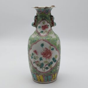 Antico vaso con manici in Porcellana cinese risalente all’ultima dinastia Quing. Particolare tecnica di pittura floreale