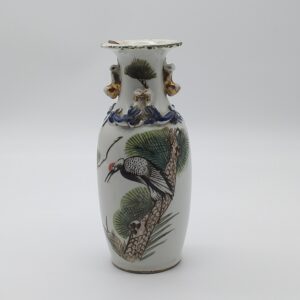 Antico vaso con manici in Porcellana cinese risalente all’ultima dinastia Quing. Disegno di tipo faunistico e floreale