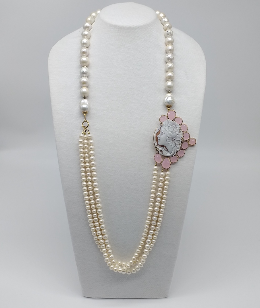44) PAR 13 (1) Collana lunga con un filo di Perle coltivate barocche nella parte superiore, tre fili di Perle coltivate sferiche nella parte inferiore. Importante Cammeo laterale raffigurante volto di donna impreziosito da Quarzi idrotermali rosa. Chiusura in Argento 925 dorato nichel free.