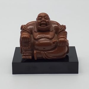 Buddha scolpito in un unico blocco di Goldstone o Avventurina rossa su base di legno.